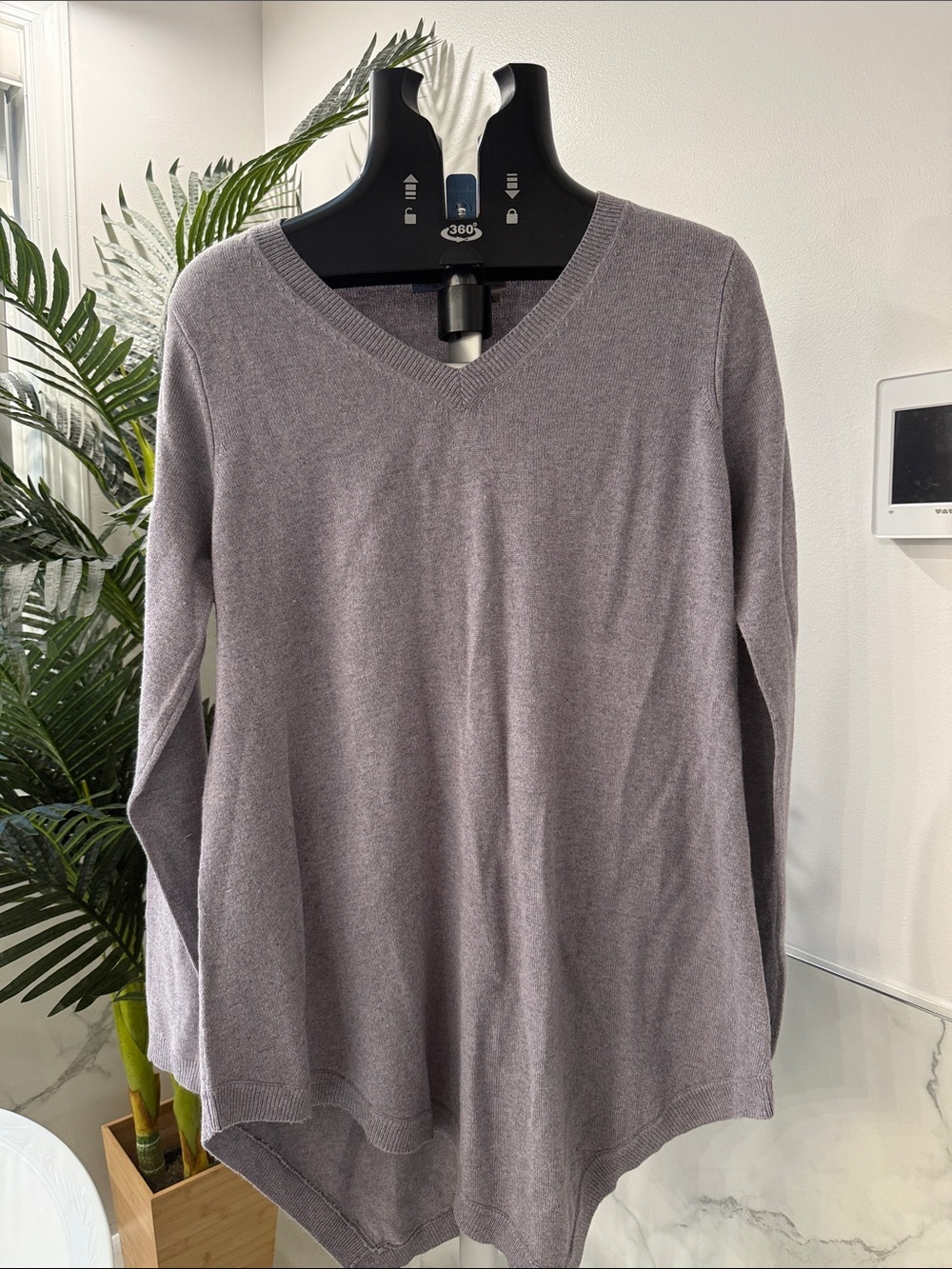Silk Cashmere Blend Acrobat V-Neck Sweater in Heather Gray
